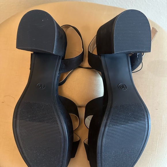 NEW size 10 black 3’ block heel brushed fabric sandal with buckle closure - Picture 3 of 7